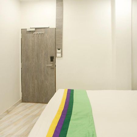 فندق Treebo Urban, 1 Km From Railway Station سورات المظهر الخارجي الصورة