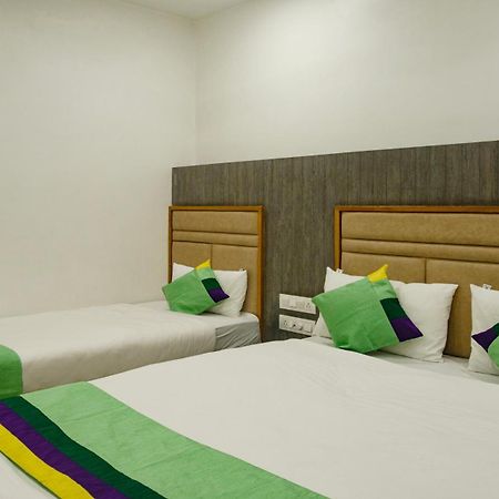 فندق Treebo Urban, 1 Km From Railway Station سورات المظهر الخارجي الصورة