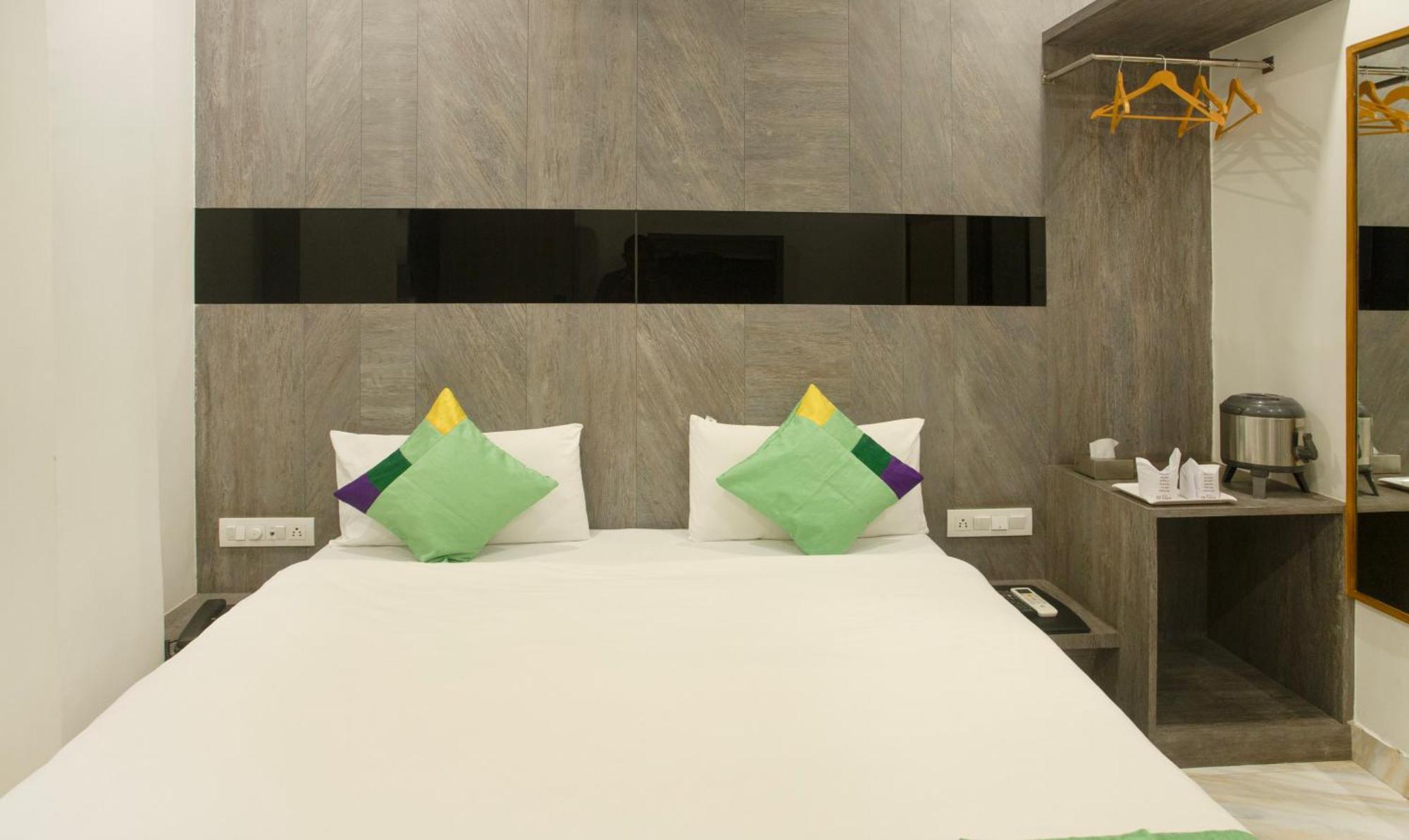 فندق Treebo Urban, 1 Km From Railway Station سورات المظهر الخارجي الصورة
