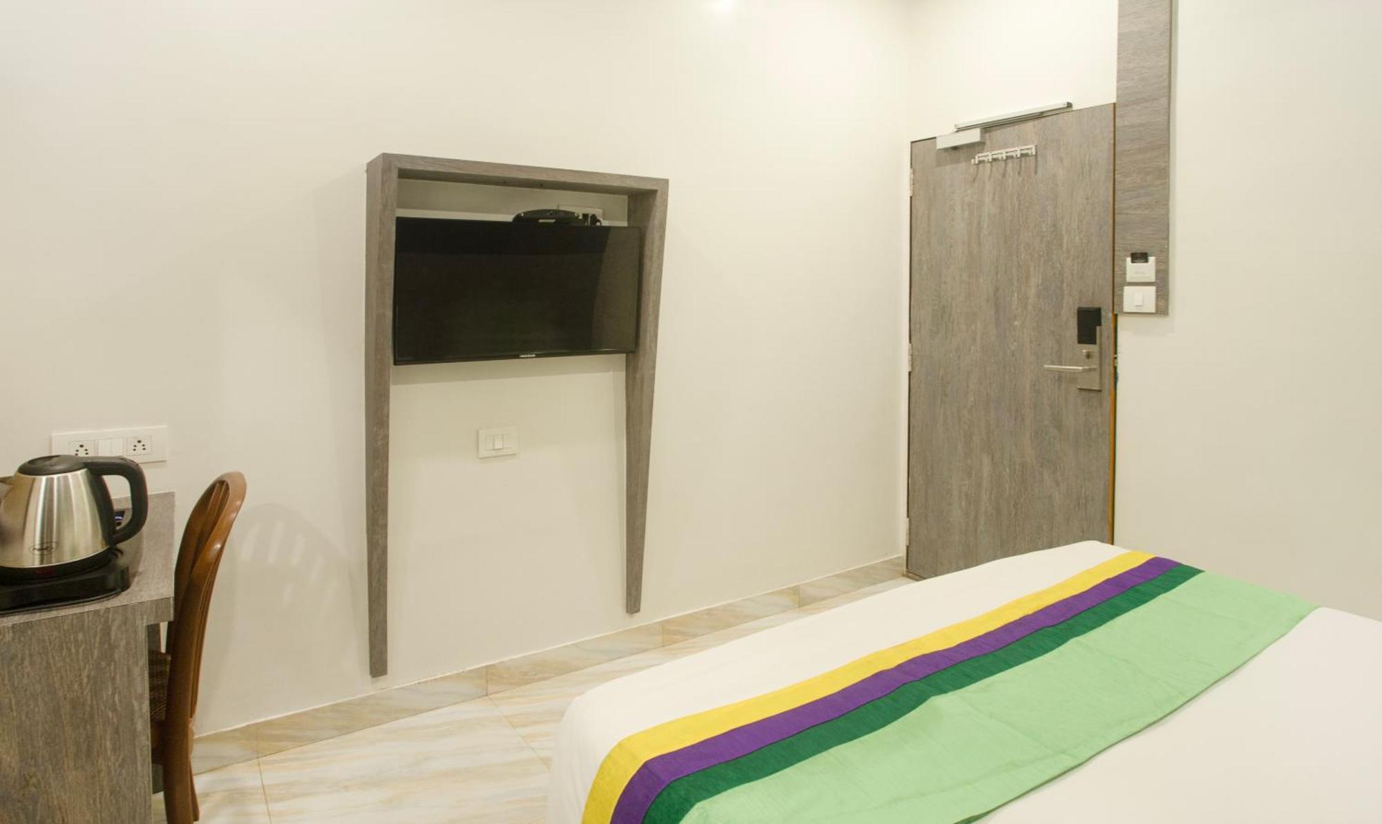 فندق Treebo Urban, 1 Km From Railway Station سورات المظهر الخارجي الصورة
