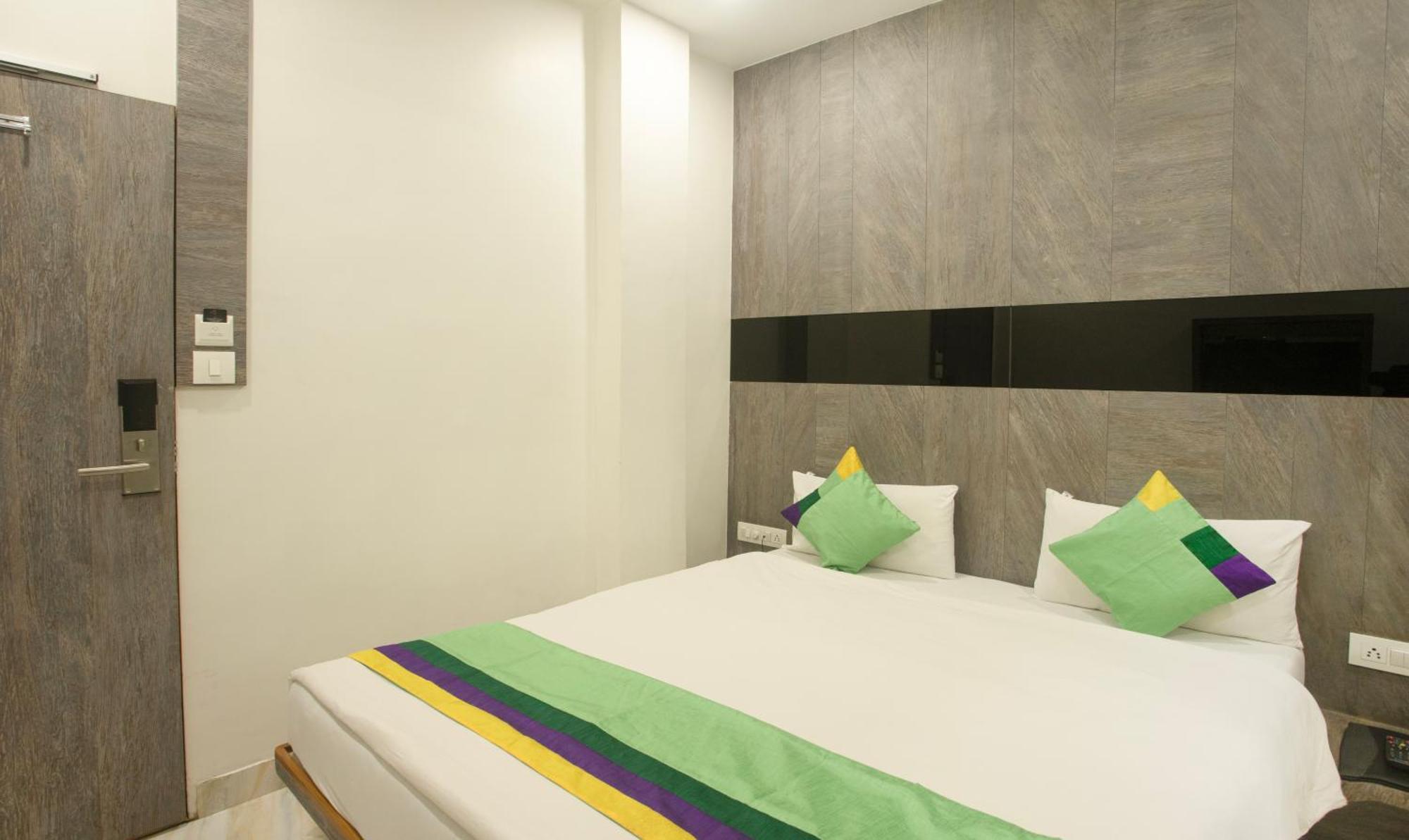 فندق Treebo Urban, 1 Km From Railway Station سورات المظهر الخارجي الصورة