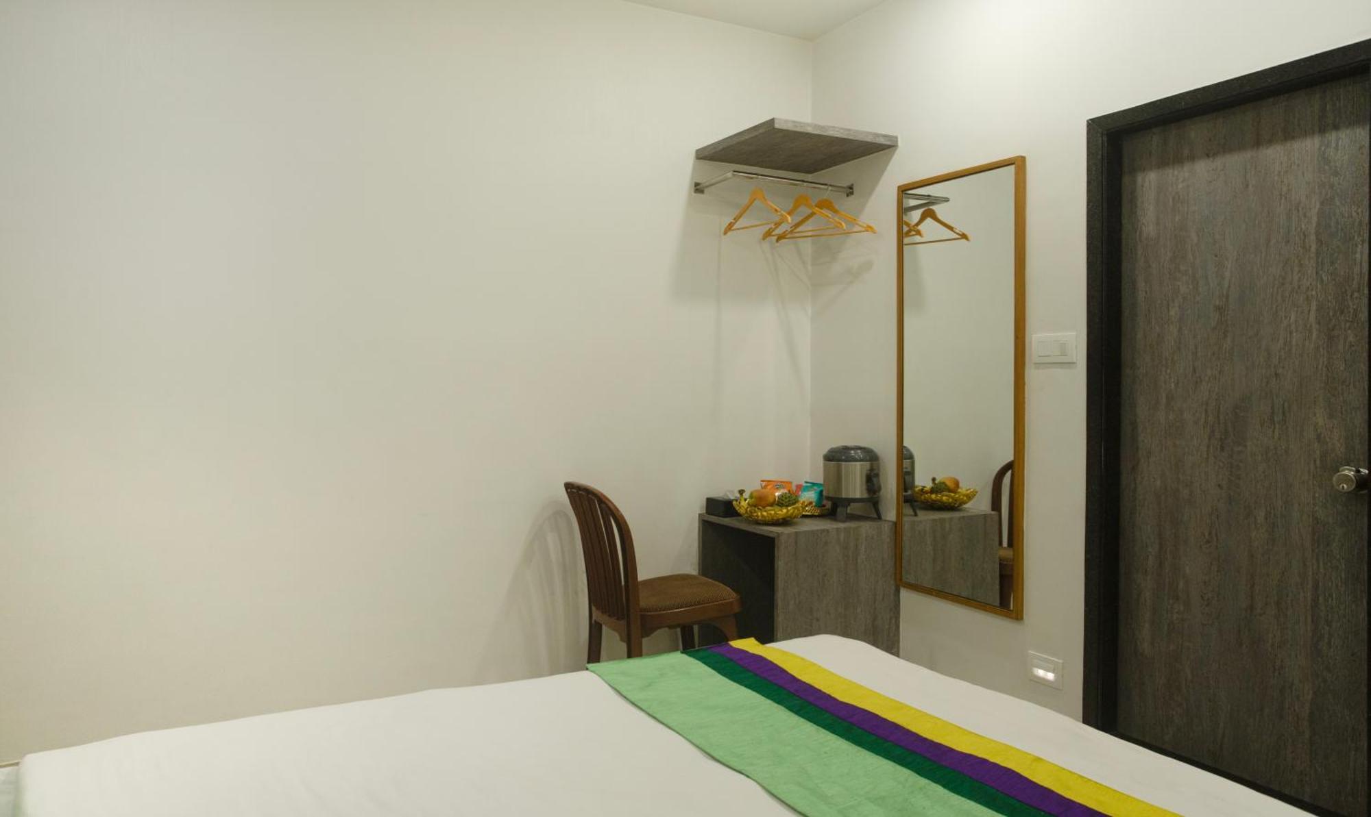 فندق Treebo Urban, 1 Km From Railway Station سورات المظهر الخارجي الصورة