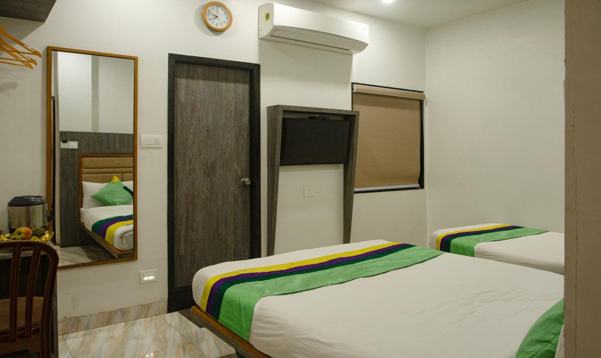 فندق Treebo Urban, 1 Km From Railway Station سورات المظهر الخارجي الصورة
