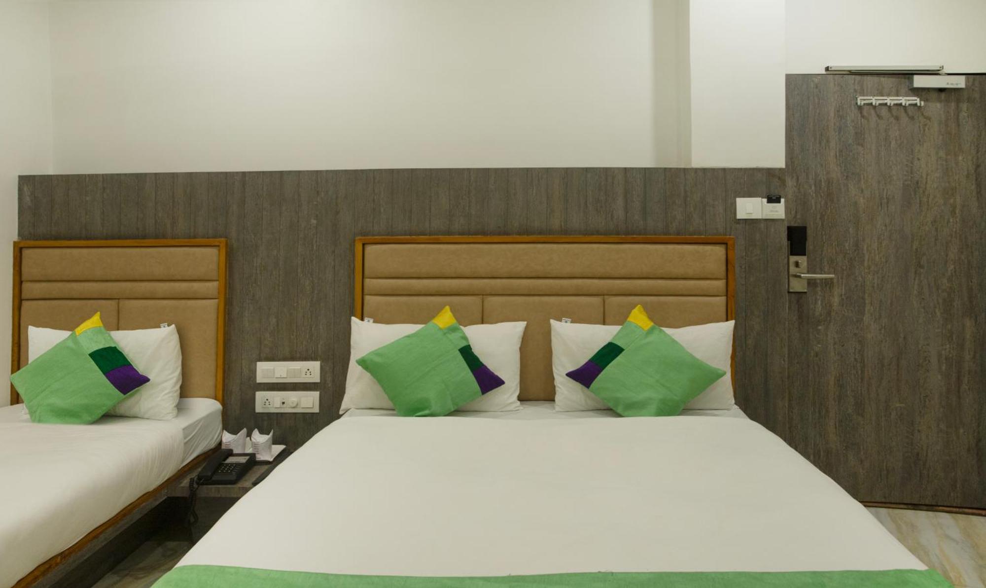 فندق Treebo Urban, 1 Km From Railway Station سورات المظهر الخارجي الصورة
