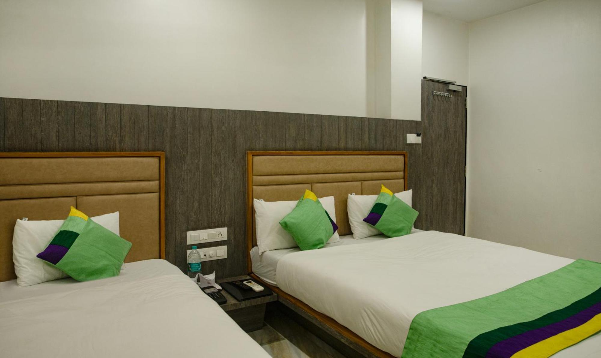 فندق Treebo Urban, 1 Km From Railway Station سورات المظهر الخارجي الصورة