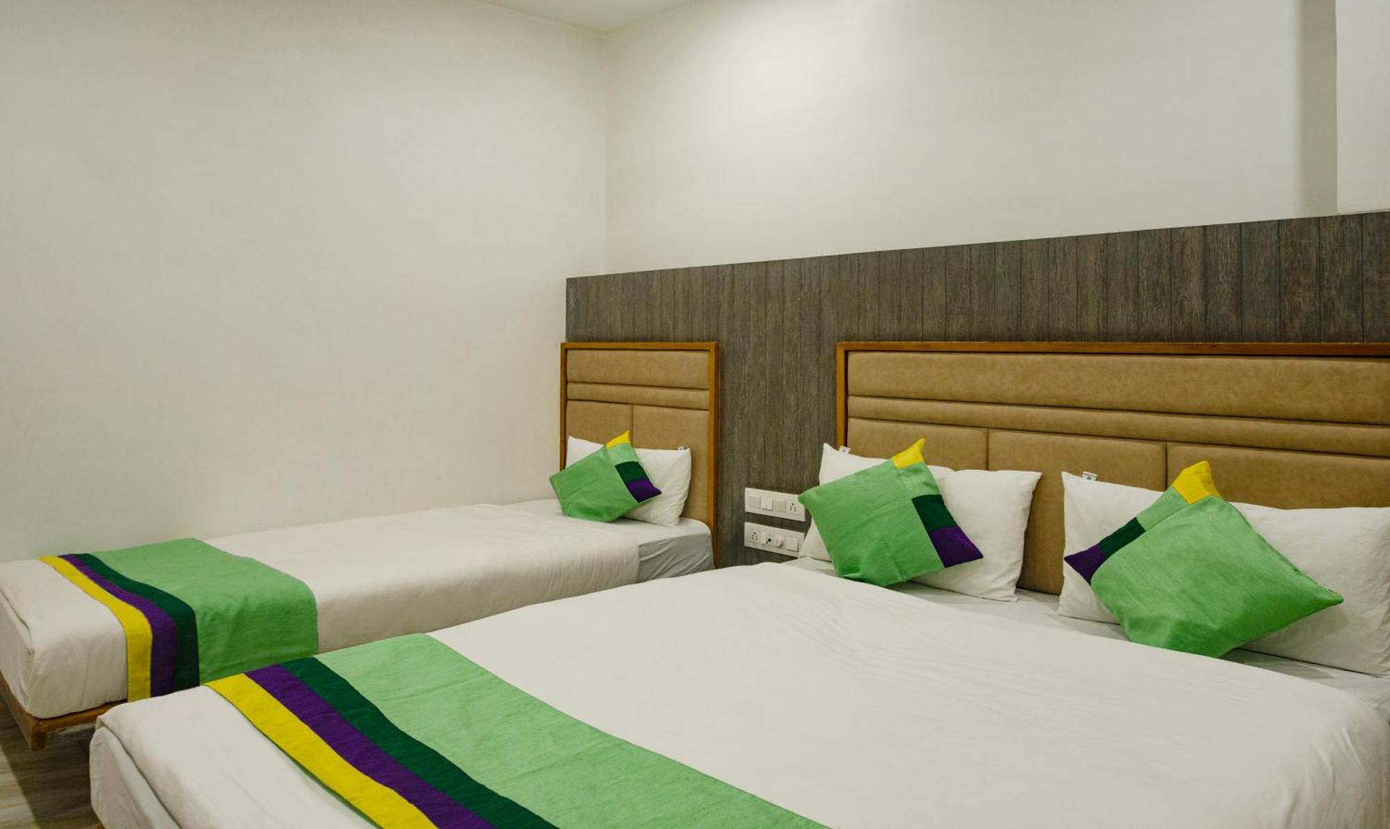 فندق Treebo Urban, 1 Km From Railway Station سورات المظهر الخارجي الصورة