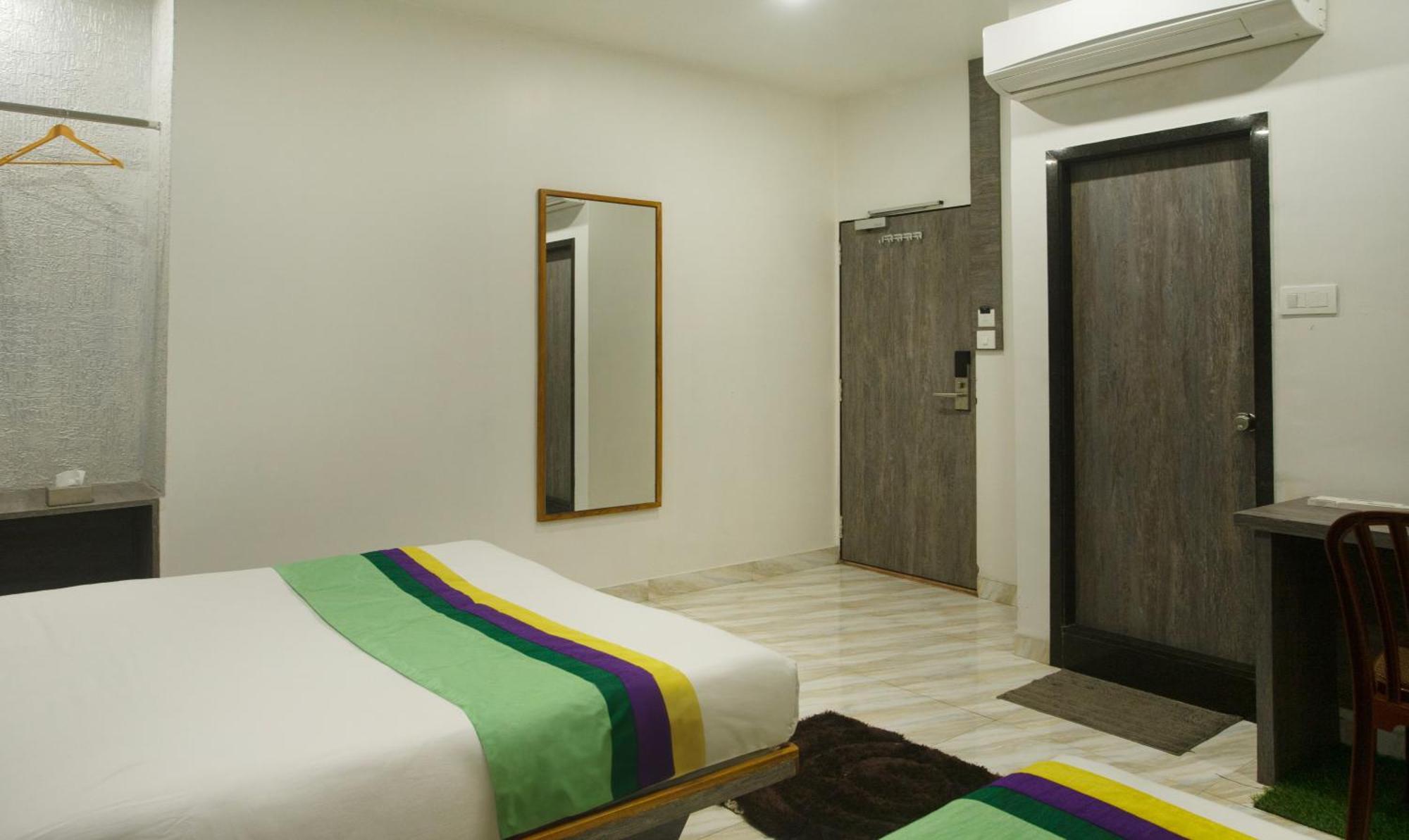 فندق Treebo Urban, 1 Km From Railway Station سورات المظهر الخارجي الصورة