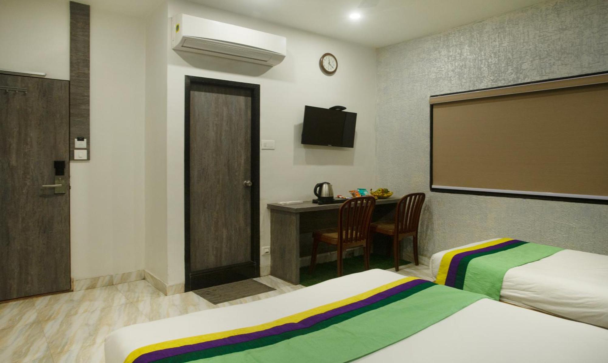 فندق Treebo Urban, 1 Km From Railway Station سورات المظهر الخارجي الصورة