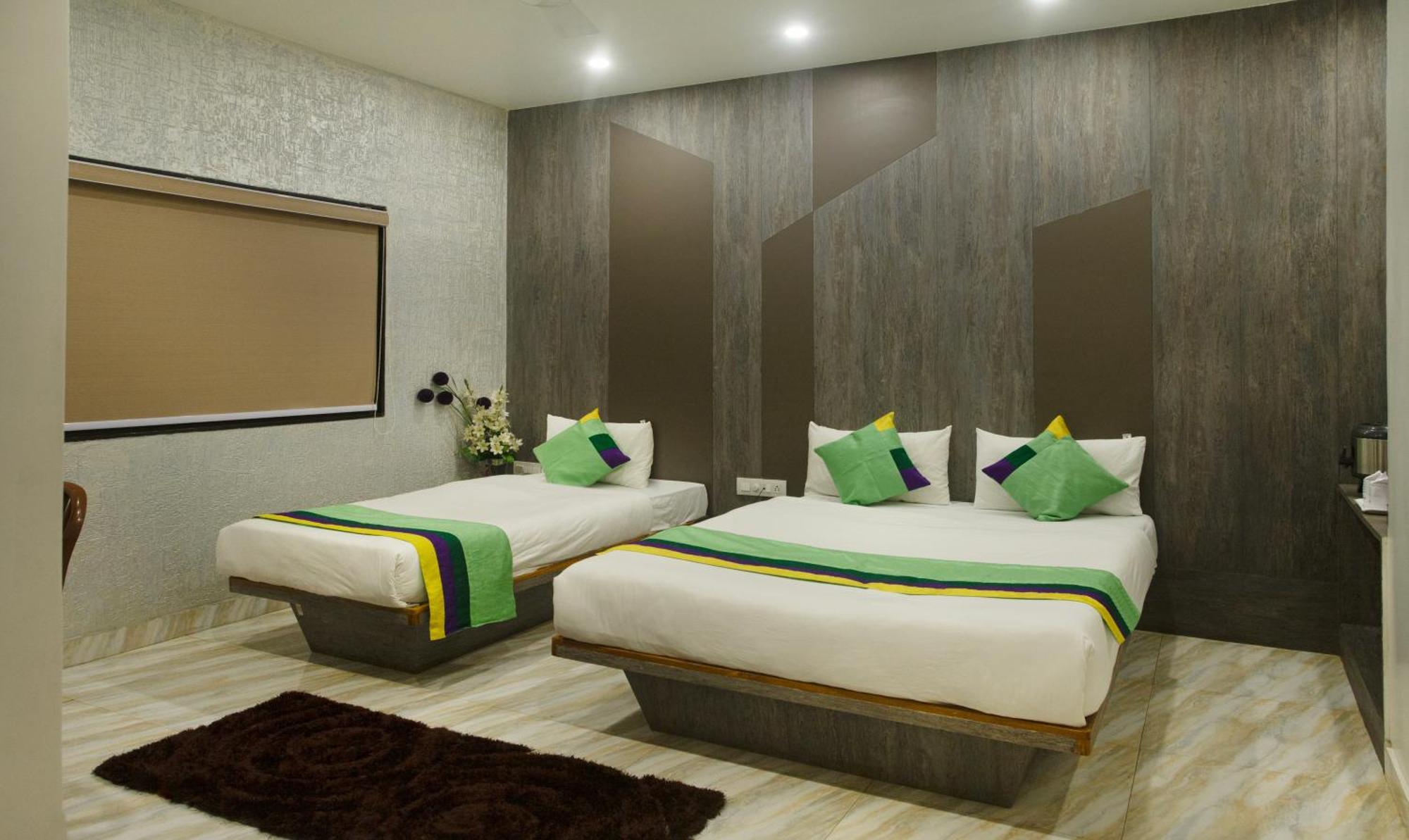 فندق Treebo Urban, 1 Km From Railway Station سورات المظهر الخارجي الصورة