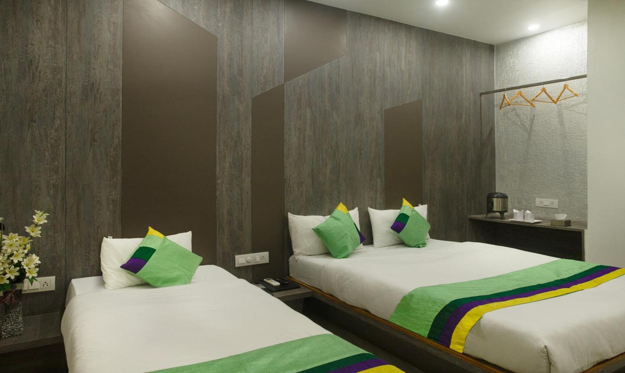 فندق Treebo Urban, 1 Km From Railway Station سورات المظهر الخارجي الصورة