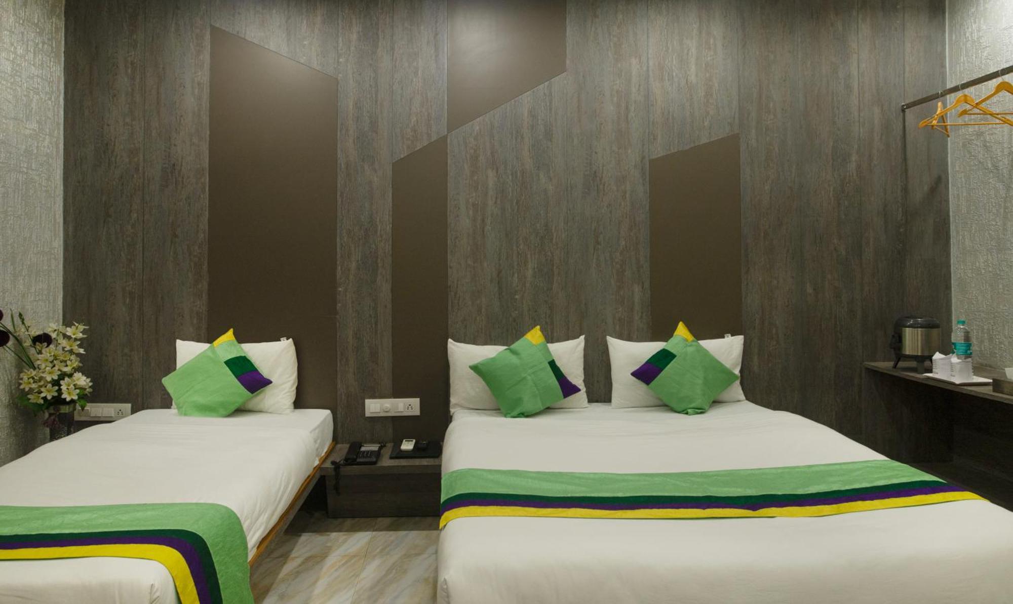 فندق Treebo Urban, 1 Km From Railway Station سورات المظهر الخارجي الصورة
