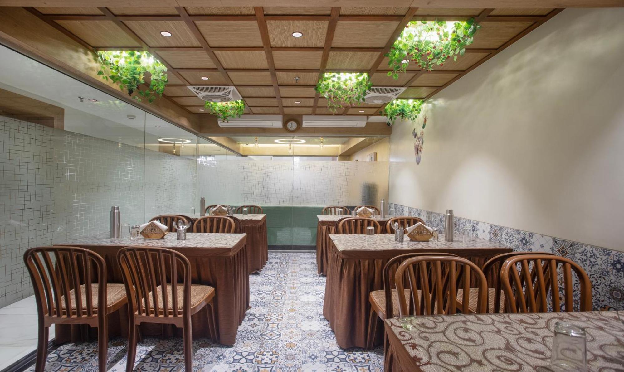 فندق Treebo Urban, 1 Km From Railway Station سورات المظهر الخارجي الصورة