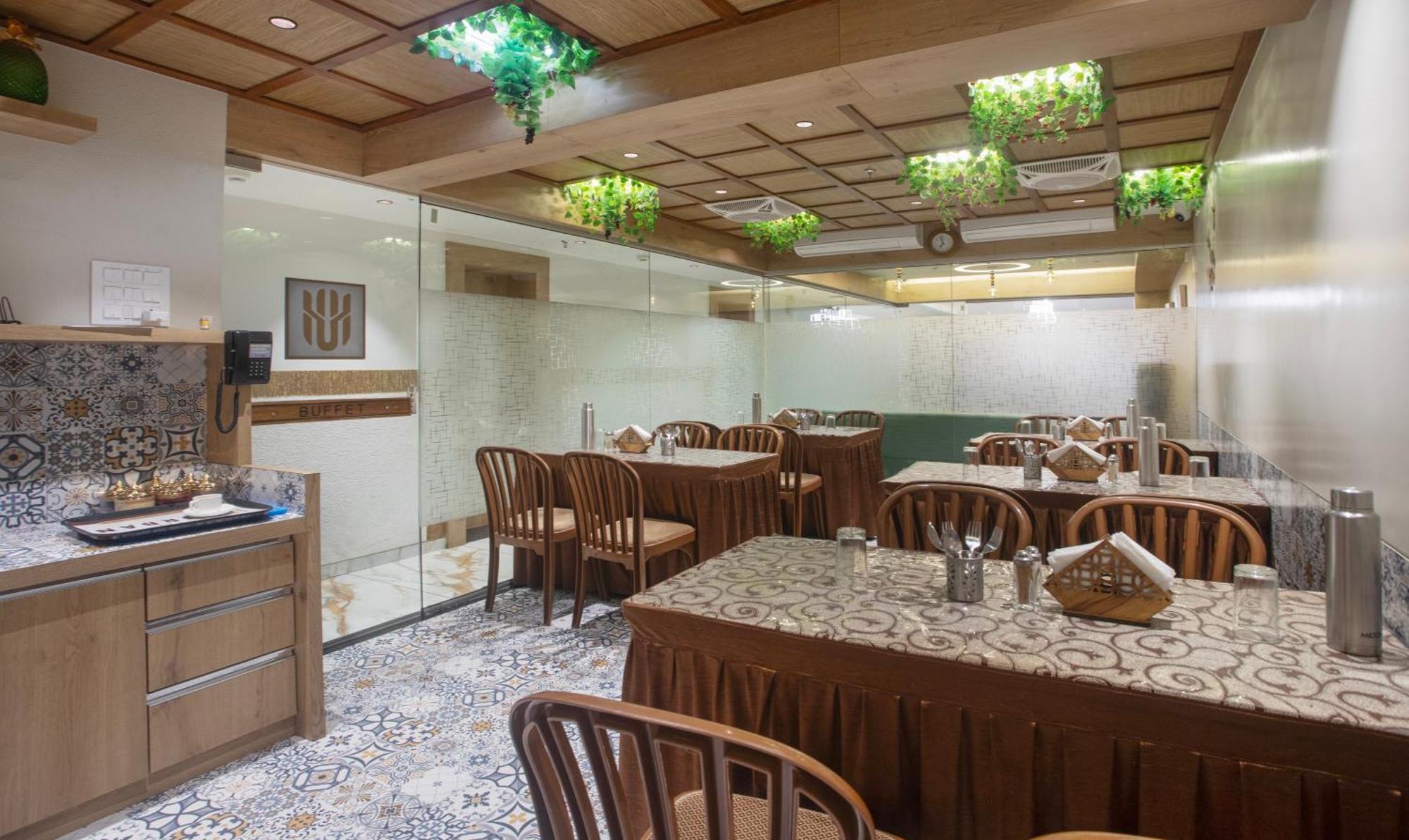 فندق Treebo Urban, 1 Km From Railway Station سورات المظهر الخارجي الصورة