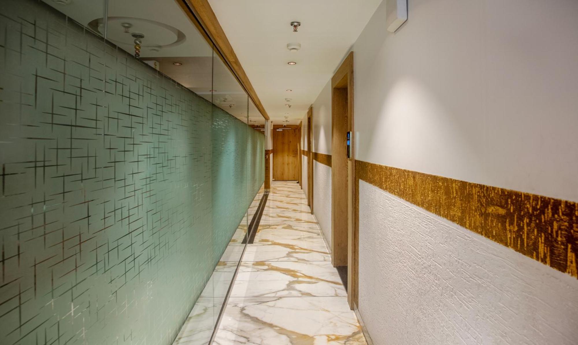 فندق Treebo Urban, 1 Km From Railway Station سورات المظهر الخارجي الصورة