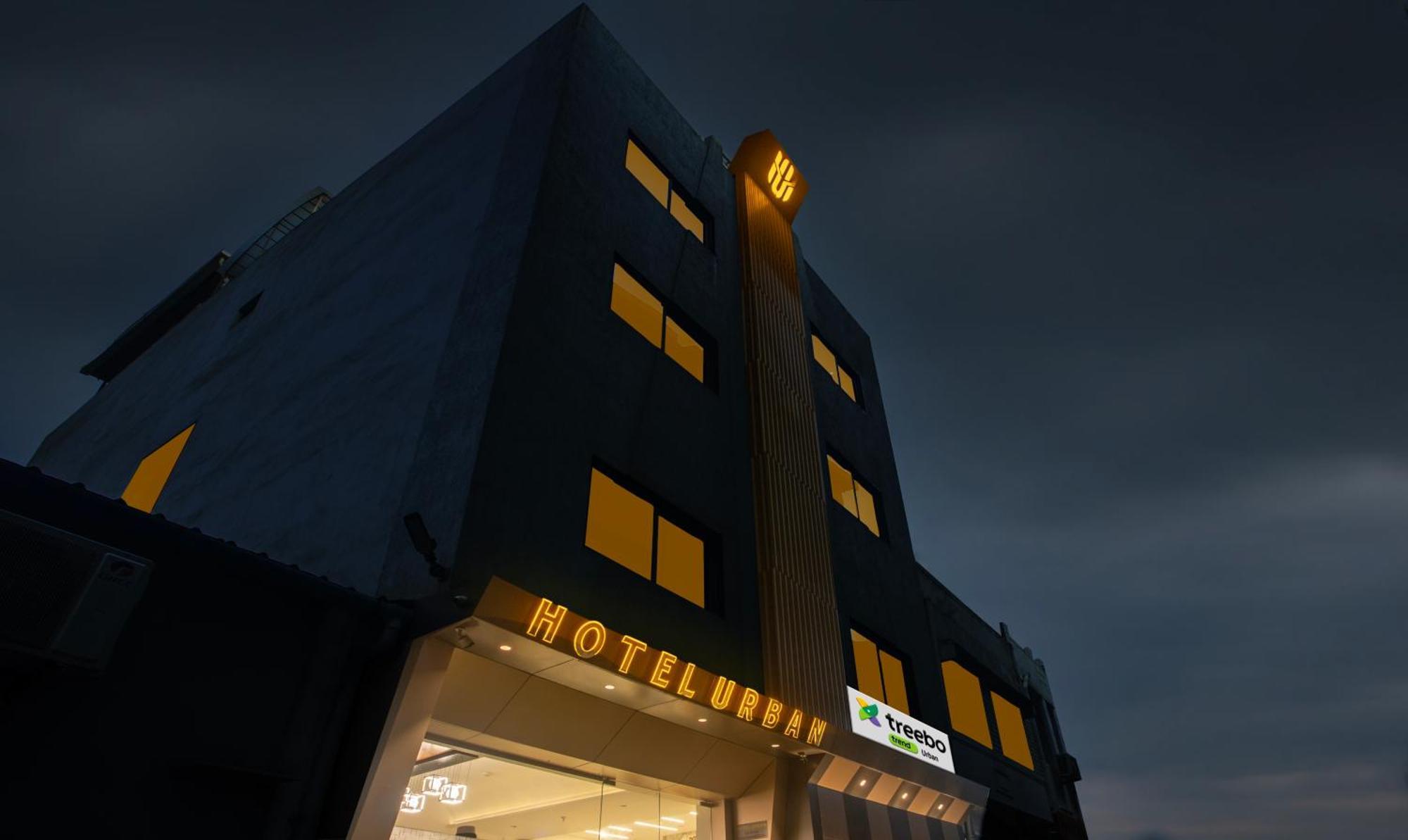 فندق Treebo Urban, 1 Km From Railway Station سورات المظهر الخارجي الصورة