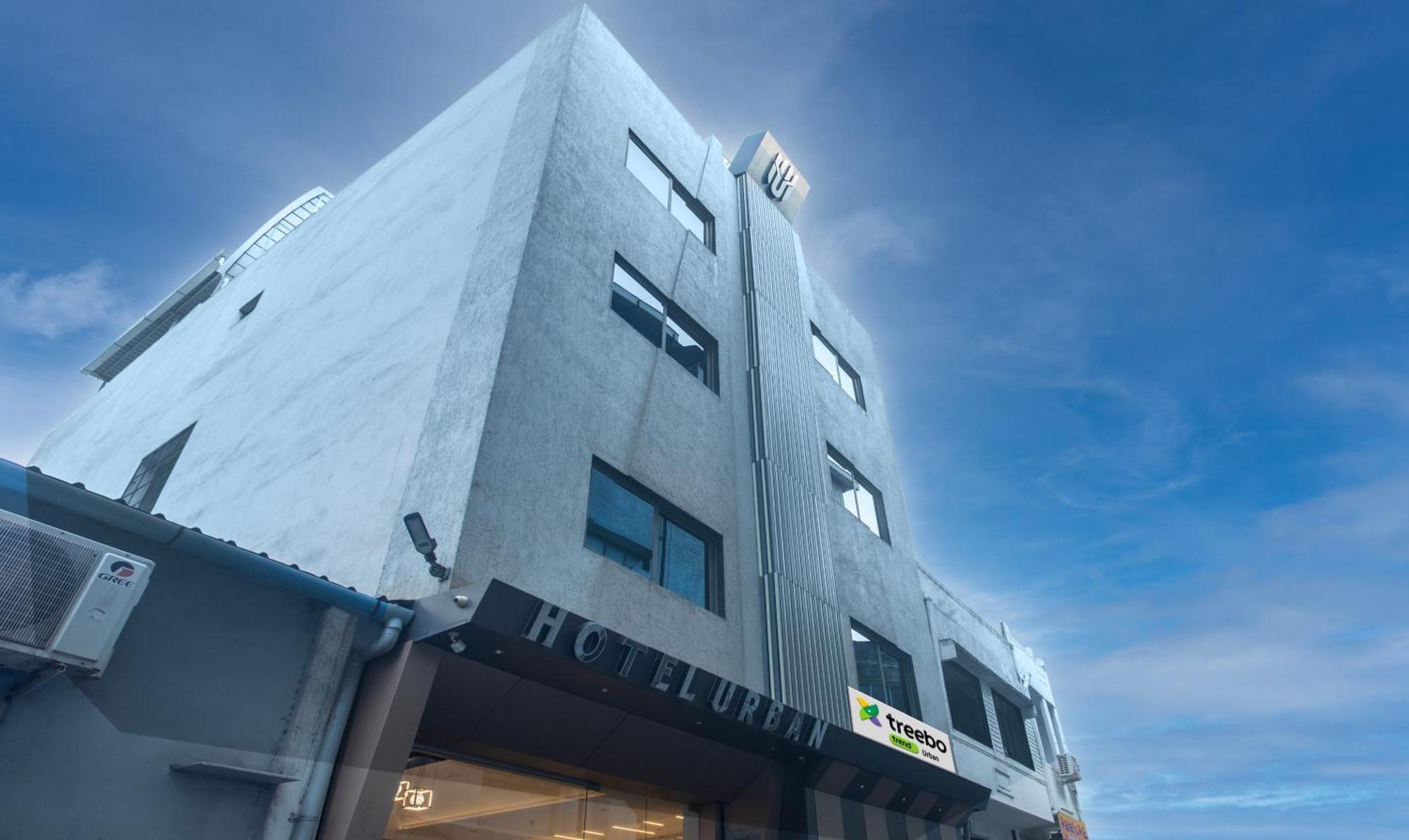 فندق Treebo Urban, 1 Km From Railway Station سورات المظهر الخارجي الصورة