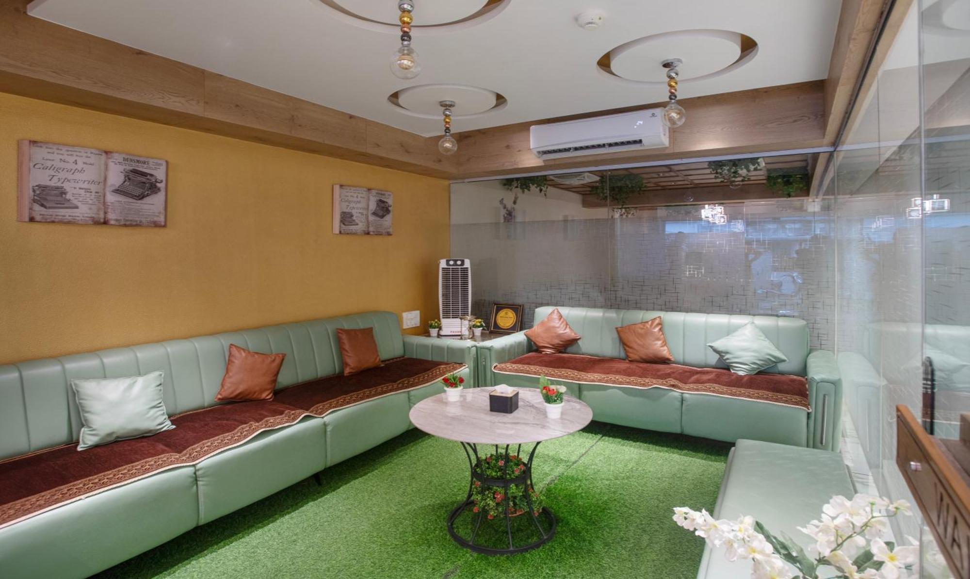 فندق Treebo Urban, 1 Km From Railway Station سورات المظهر الخارجي الصورة