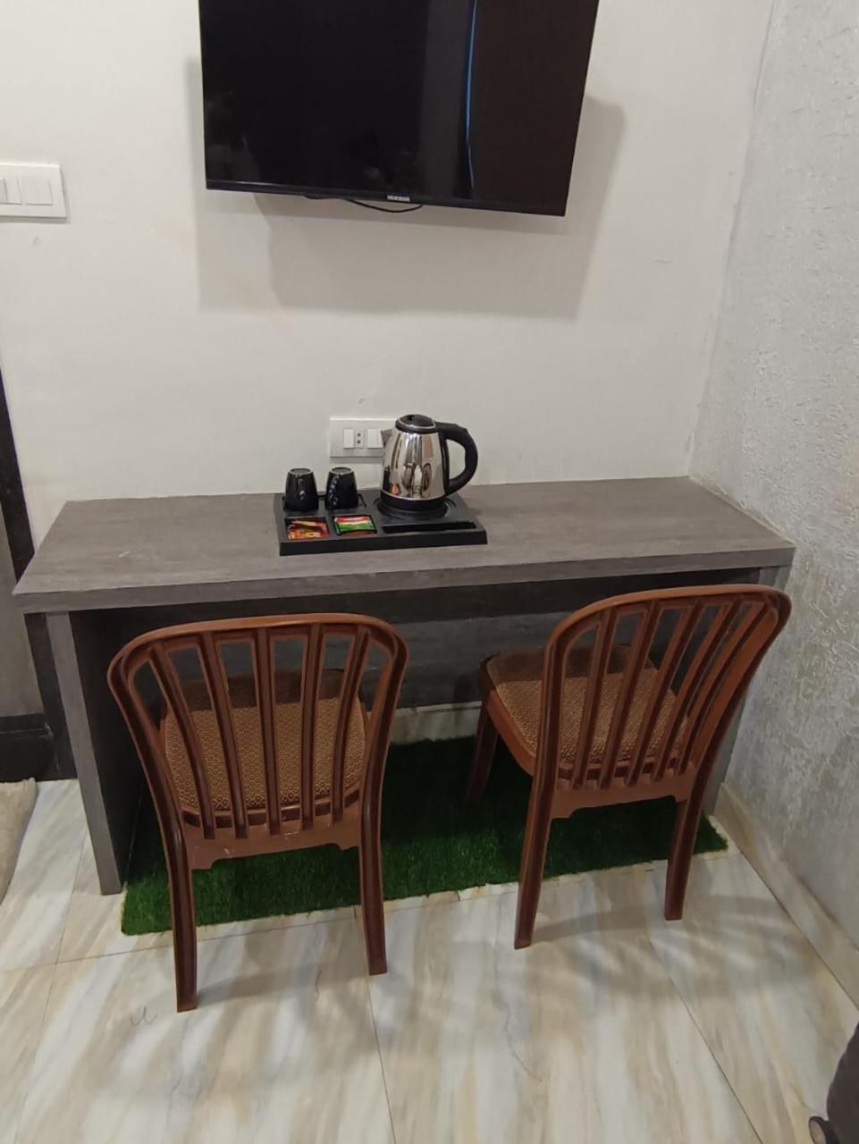 فندق Treebo Urban, 1 Km From Railway Station سورات المظهر الخارجي الصورة