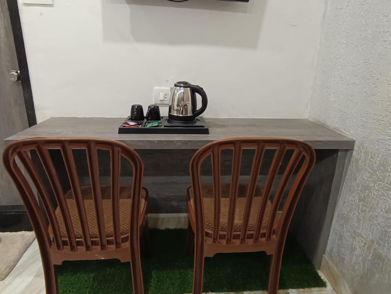 فندق Treebo Urban, 1 Km From Railway Station سورات المظهر الخارجي الصورة